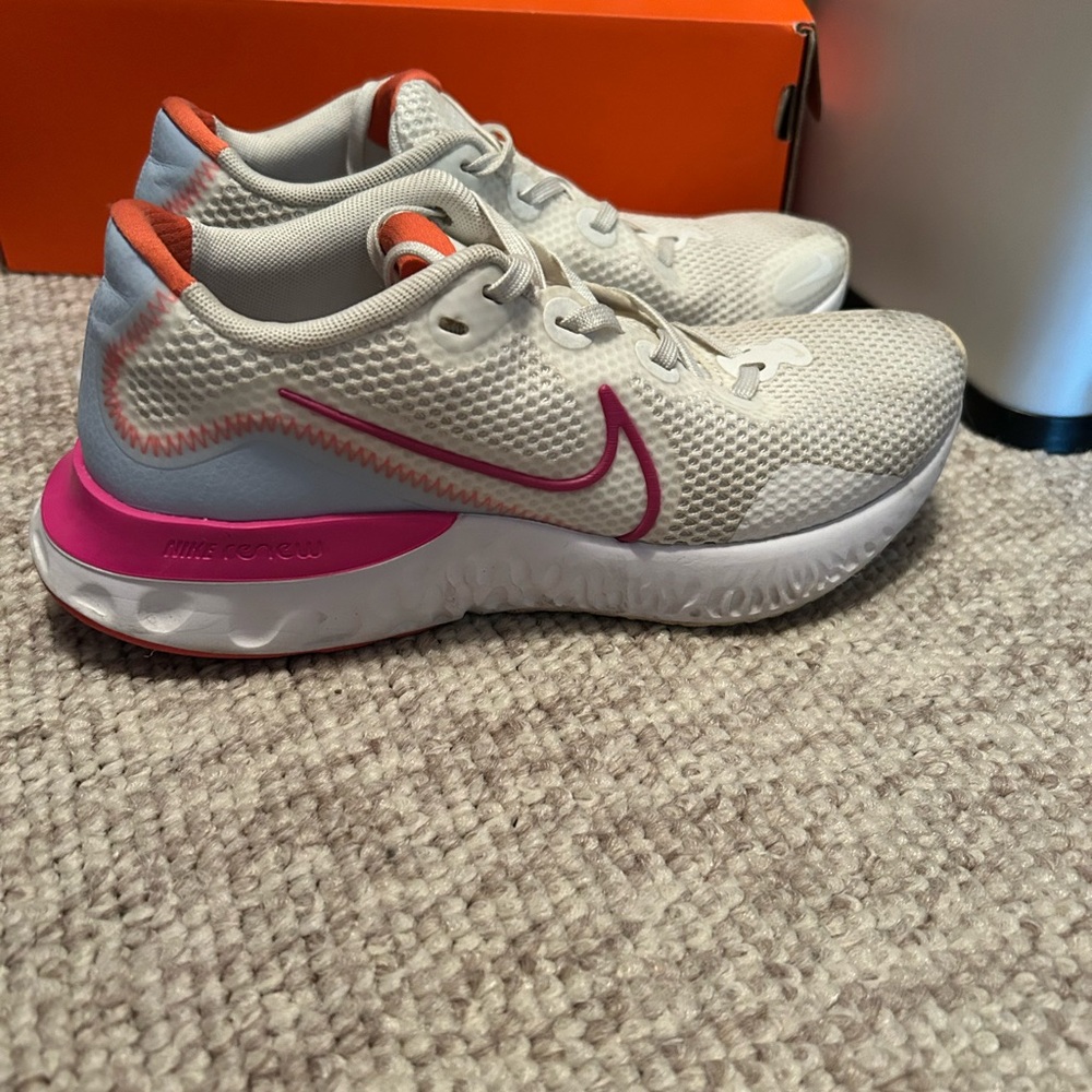 Nike Women's Shoes in White and Pink